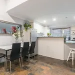 Spacious Quadruple Room - Nearby Station And Park - Close To Chinatown - Shared Bathroom