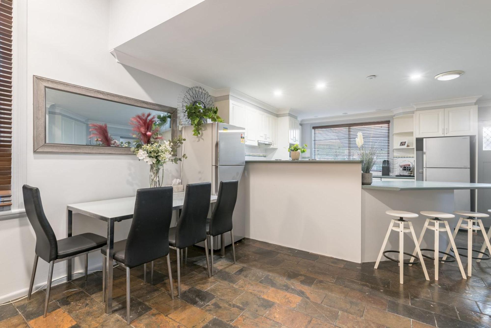 Guest house Spacious Quadruple - Nearby Station And Park - Close To Chinatown - Shared Bathroom *