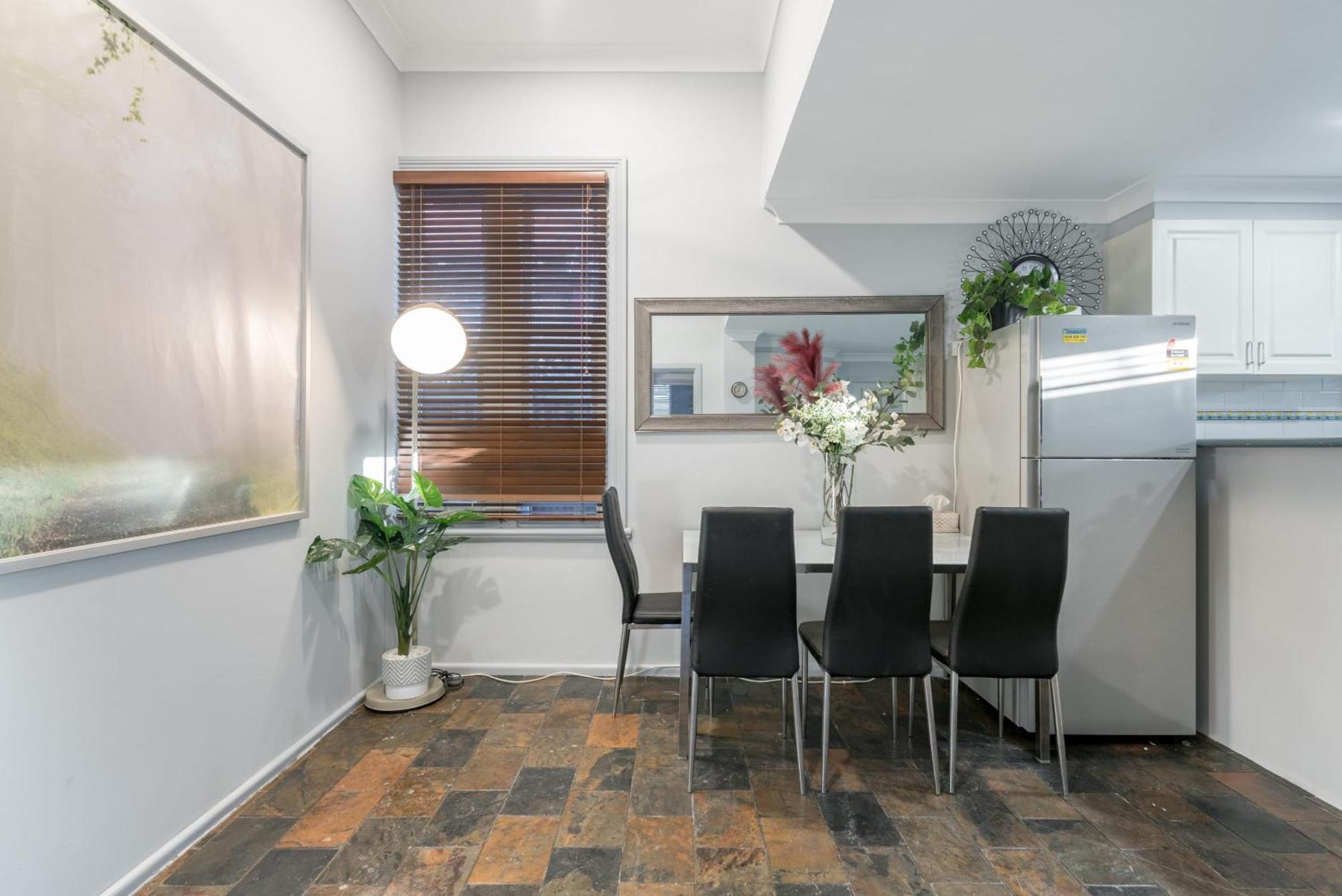 Spacious Quadruple - Nearby Station And Park - Close To Chinatown - Shared Bathroom * Sydney