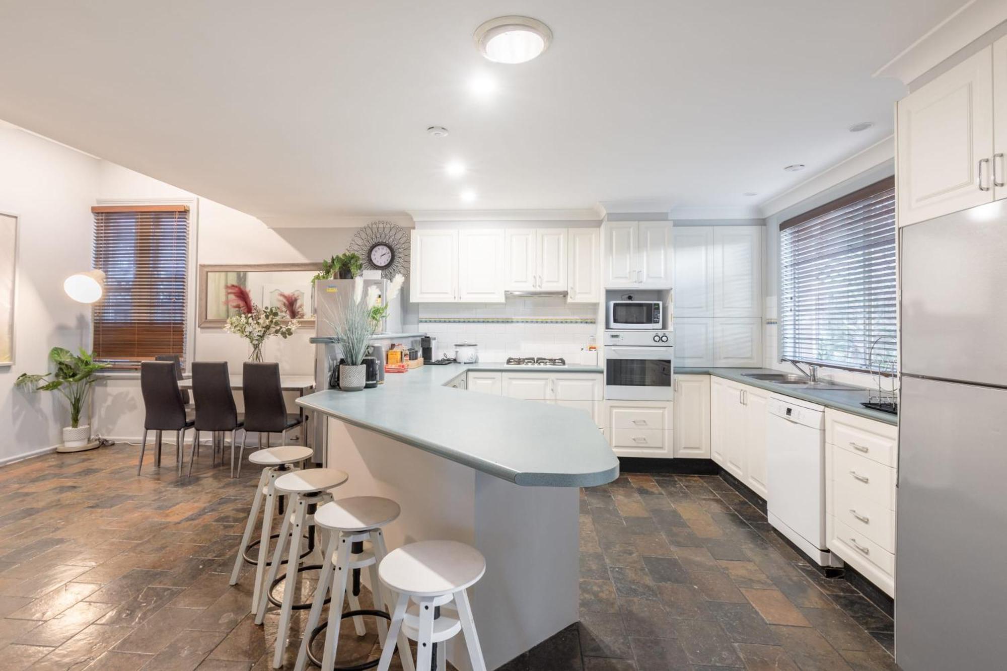Spacious Quadruple - Nearby Station And Park - Close To Chinatown - Shared Bathroom * Sydney
