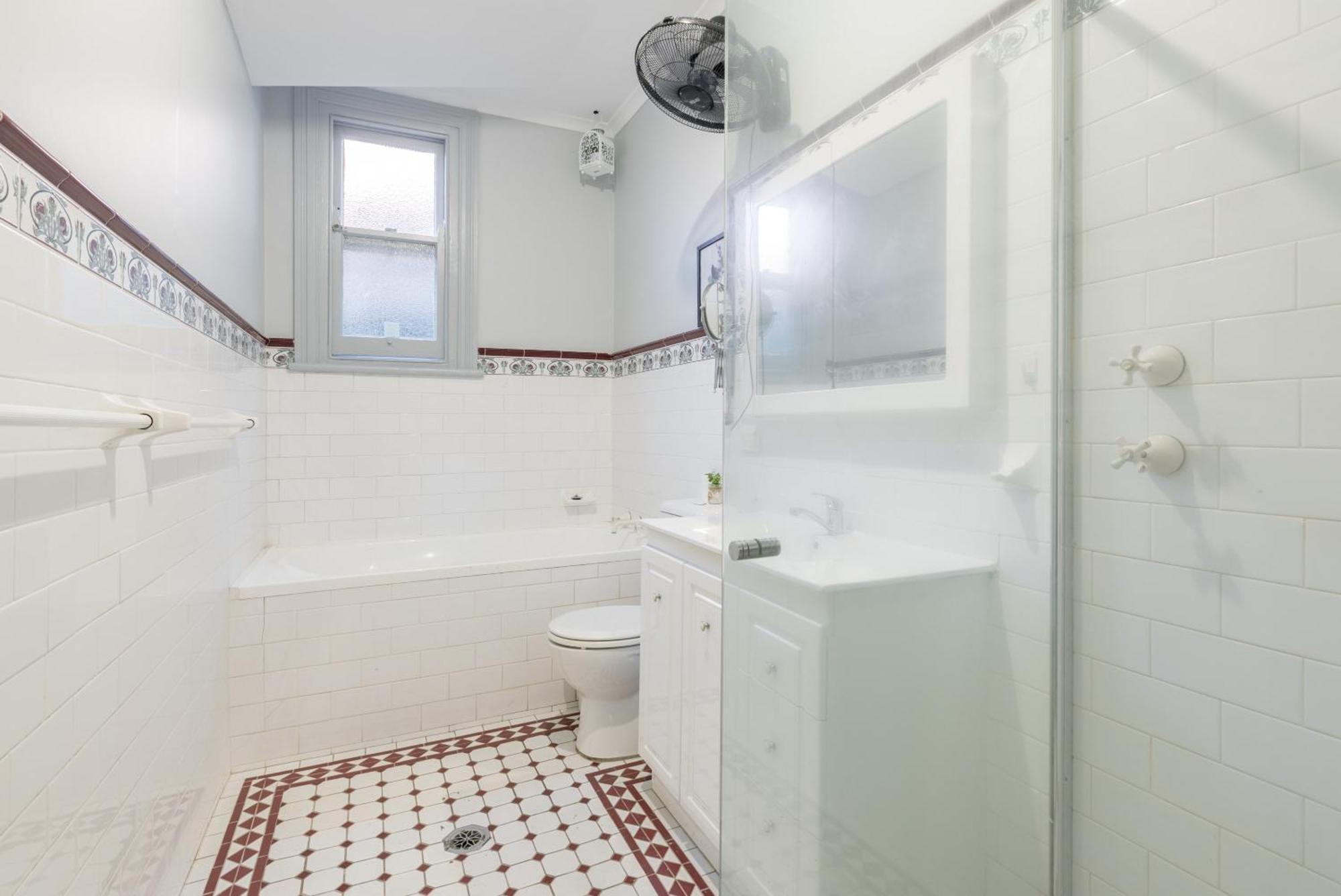 Spacious Quadruple - Nearby Station And Park - Close To Chinatown - Shared Bathroom Guest house Sydney