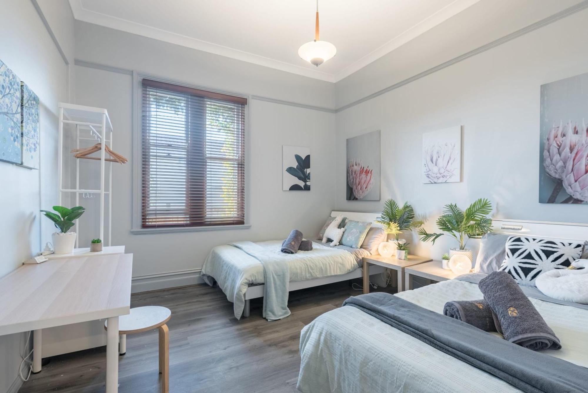 Spacious Quadruple - Nearby Station And Park - Close To Chinatown - Shared Bathroom Sydney